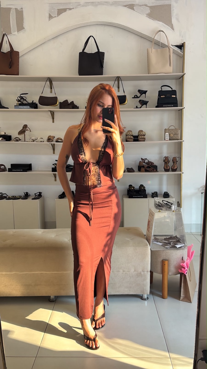 conjunto na cor marrom