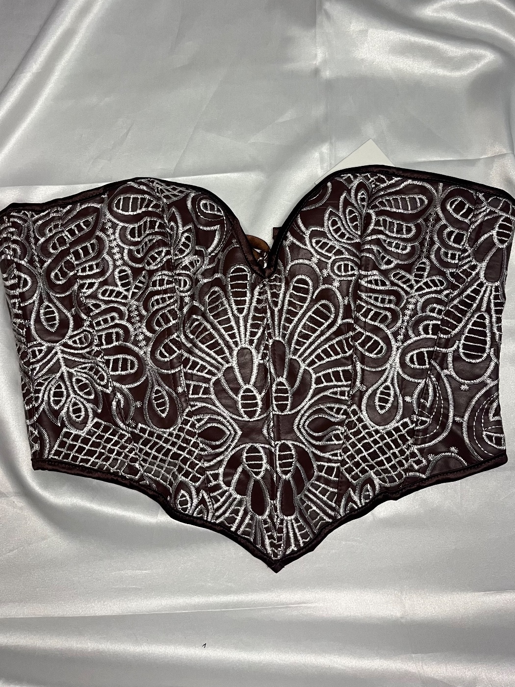 corsert na cor marrom com detalhes branco