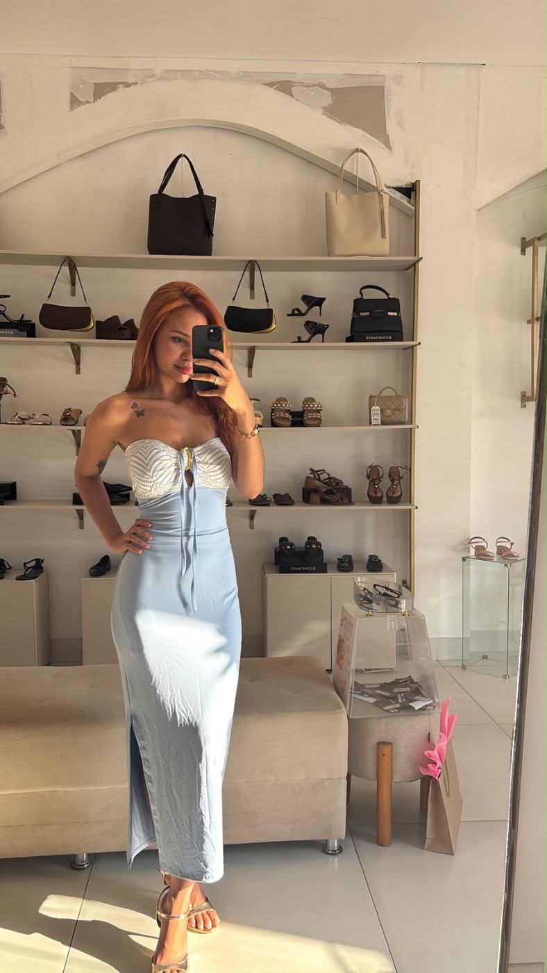 vestido na cor azul