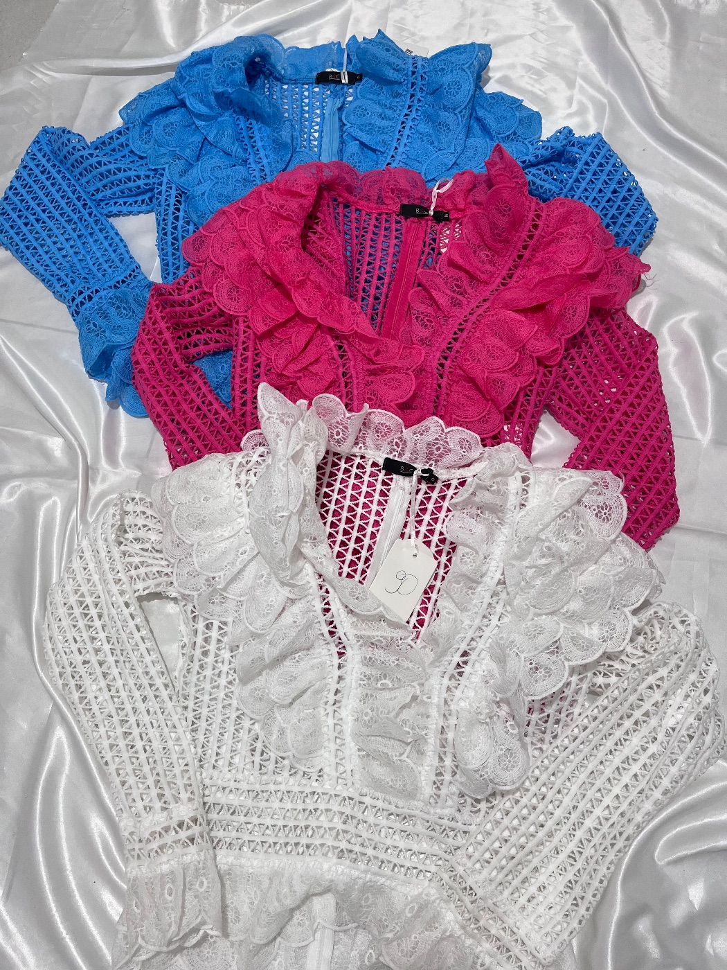 Blusa Crochê com Babados e Decote V