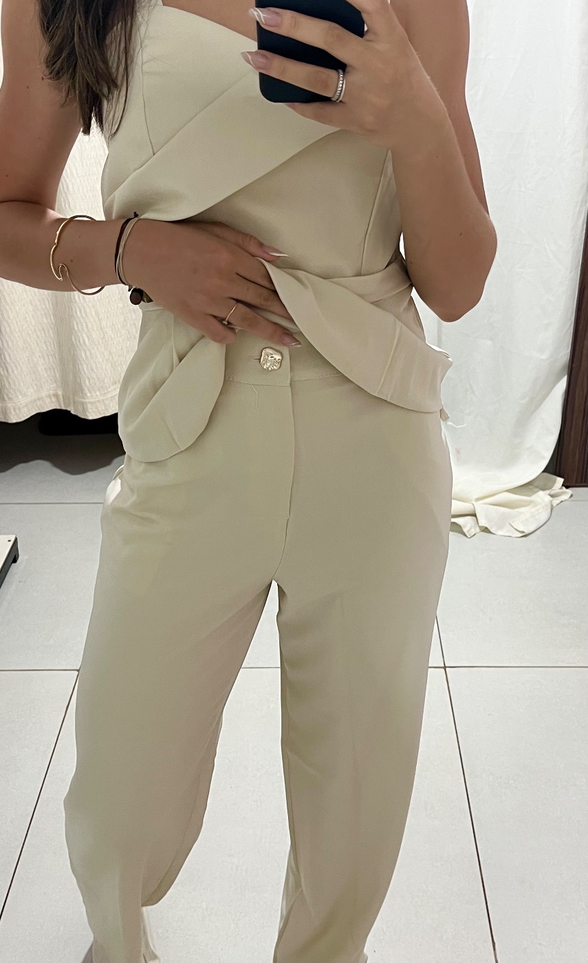 Conjunto Blusa com Babado e Calça Bege (foto 2)