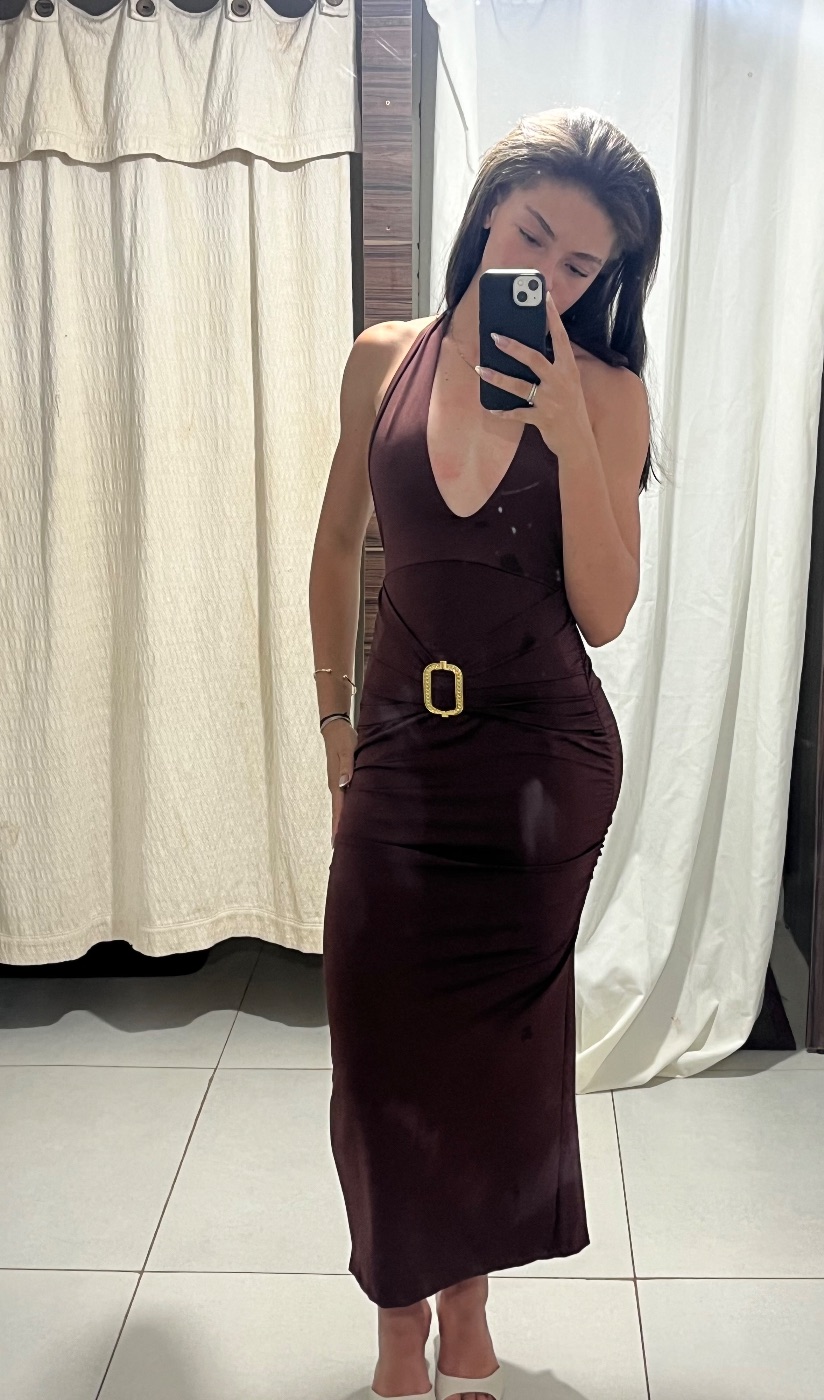 vestido na cor marrom