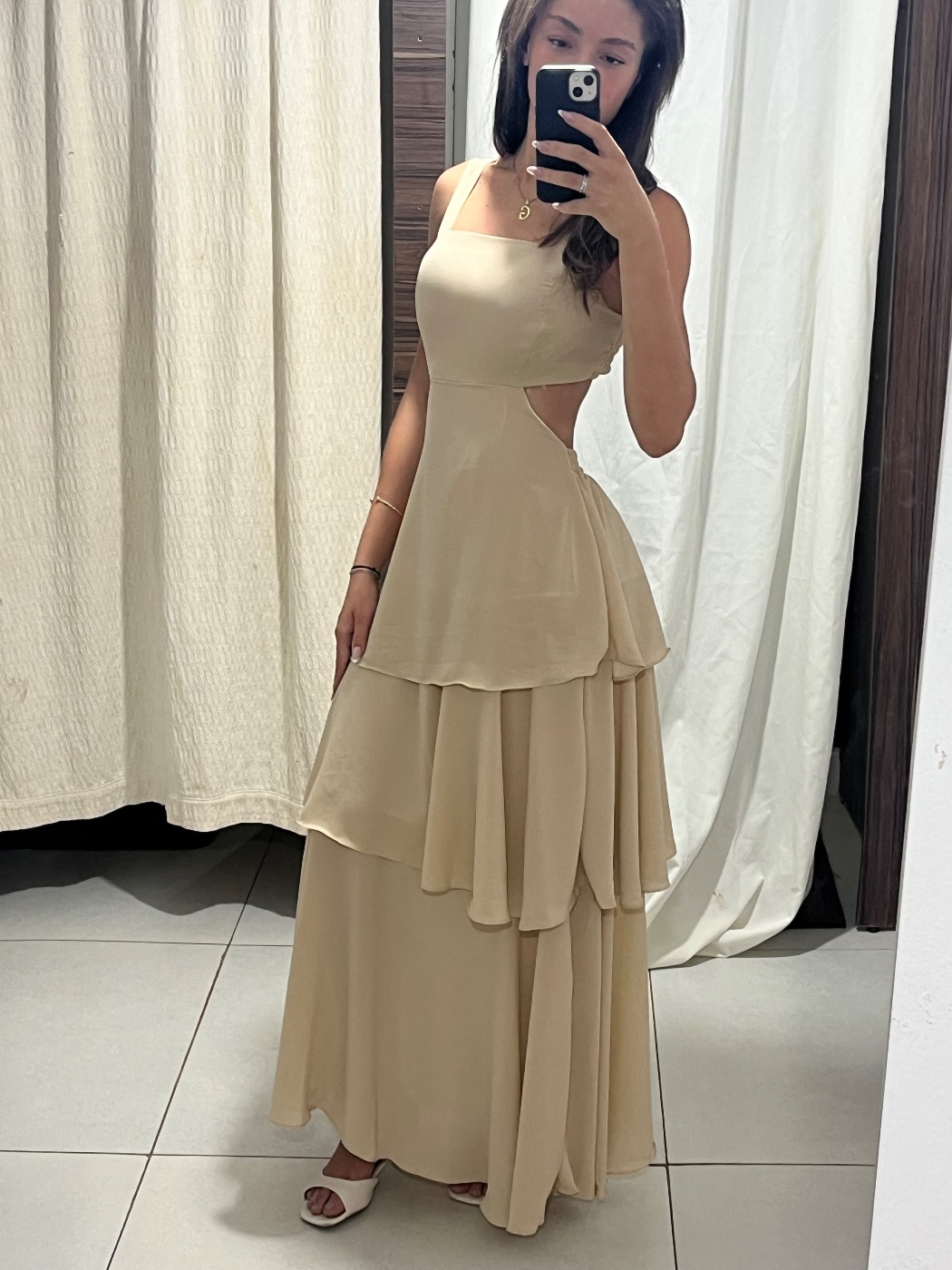 vestido na cor off-white