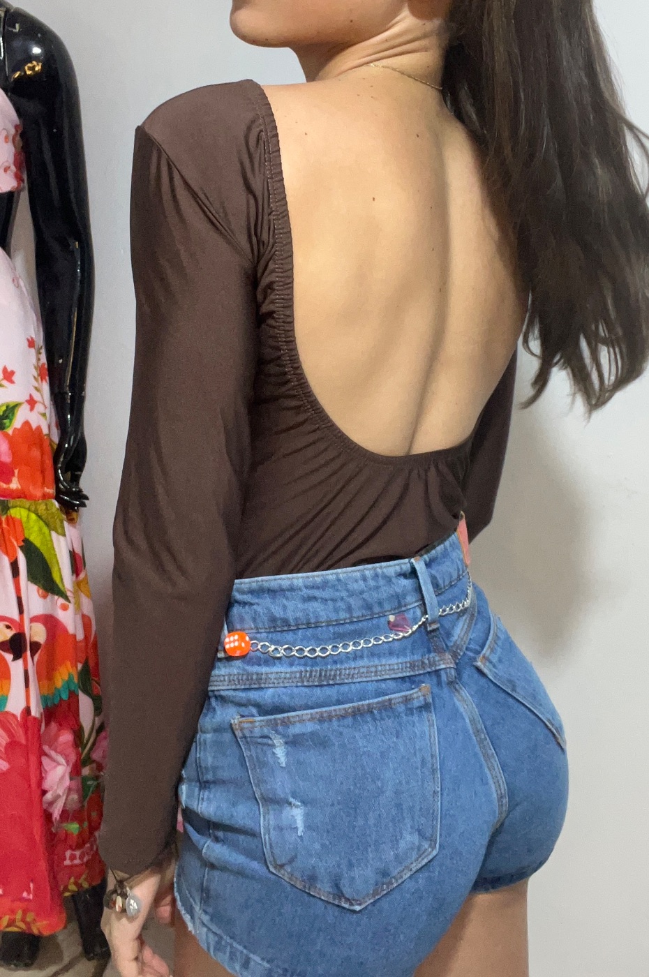 body, de manga longa com as costa aberta
