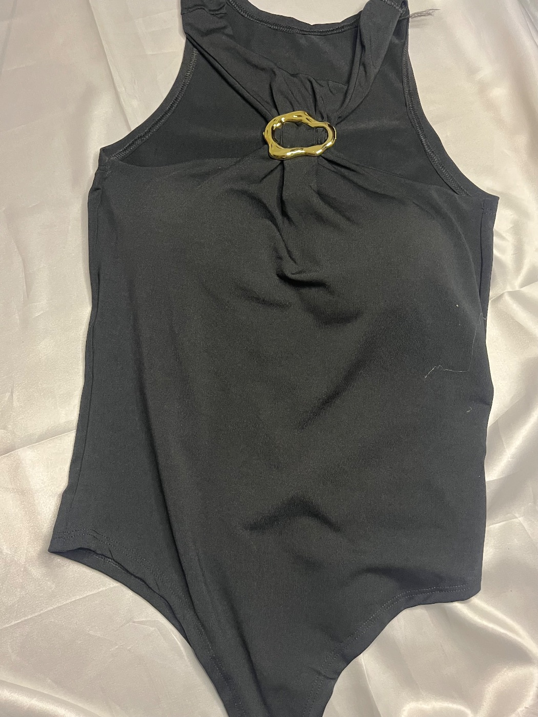 body, com detalhe no pescoço na cor preto