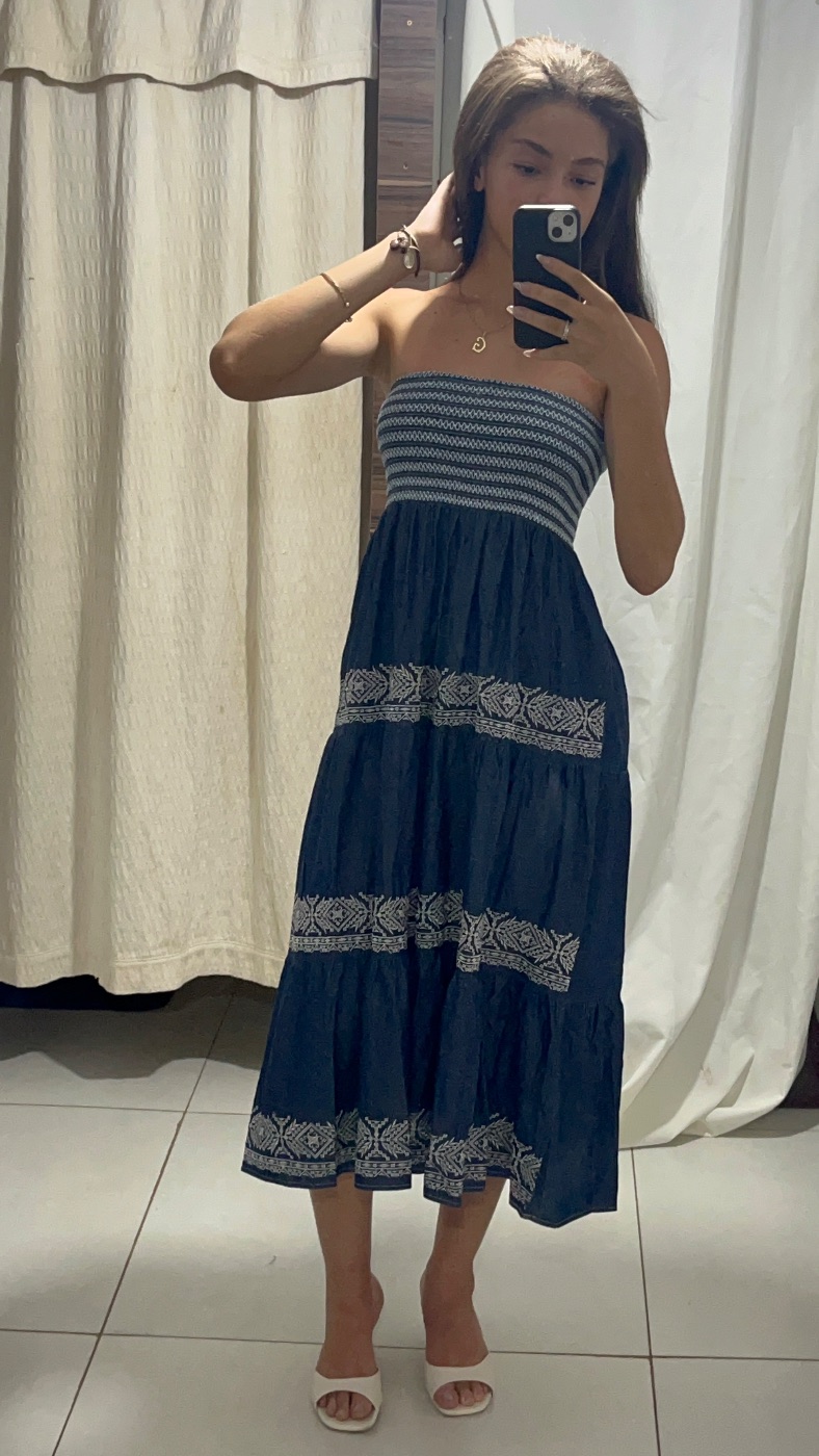 vestido na cor azul