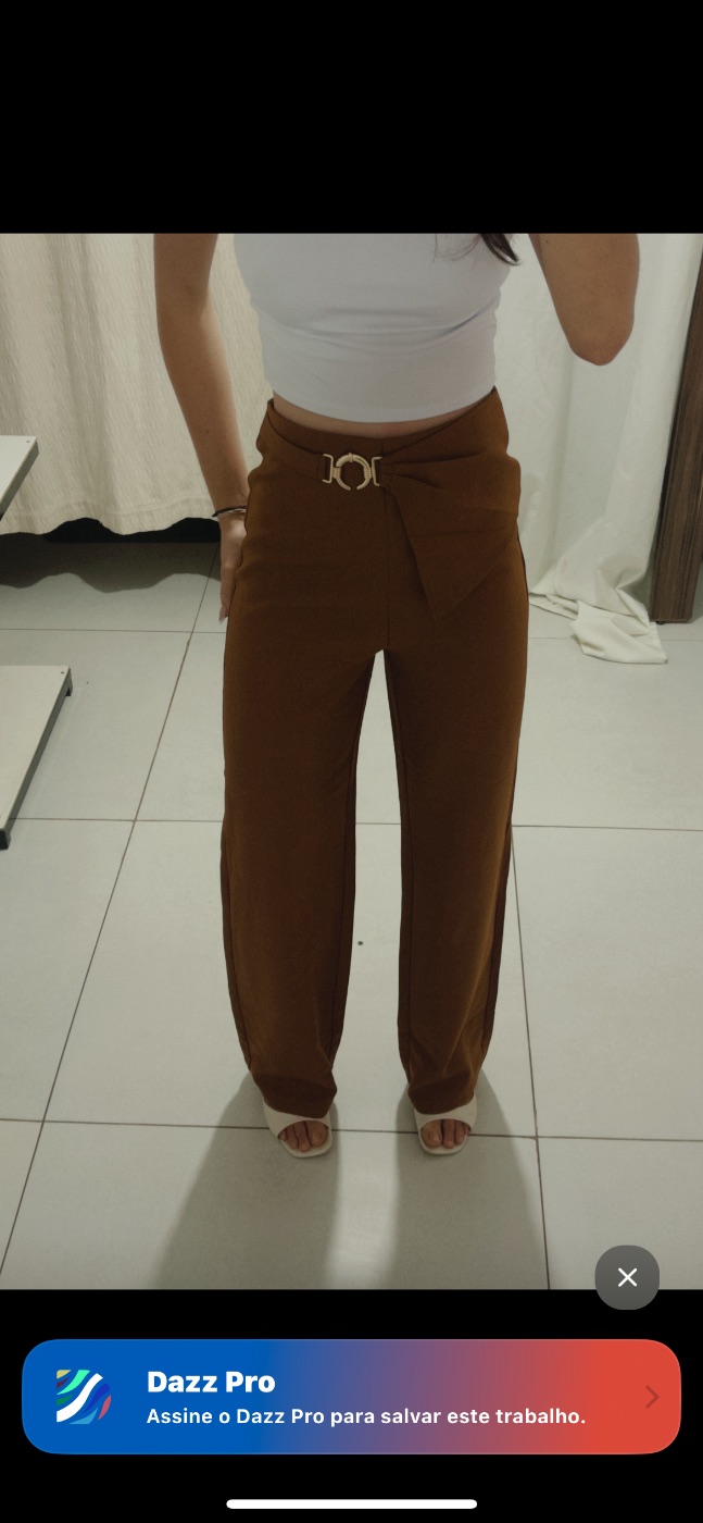 Calça com detalhe na cintura na cor marrom