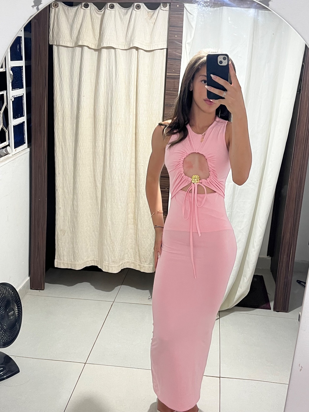 vestido na cor rosa