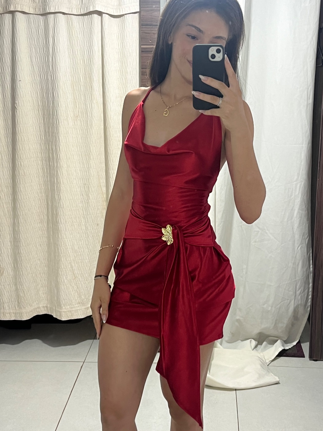 vestido na cor vermelho