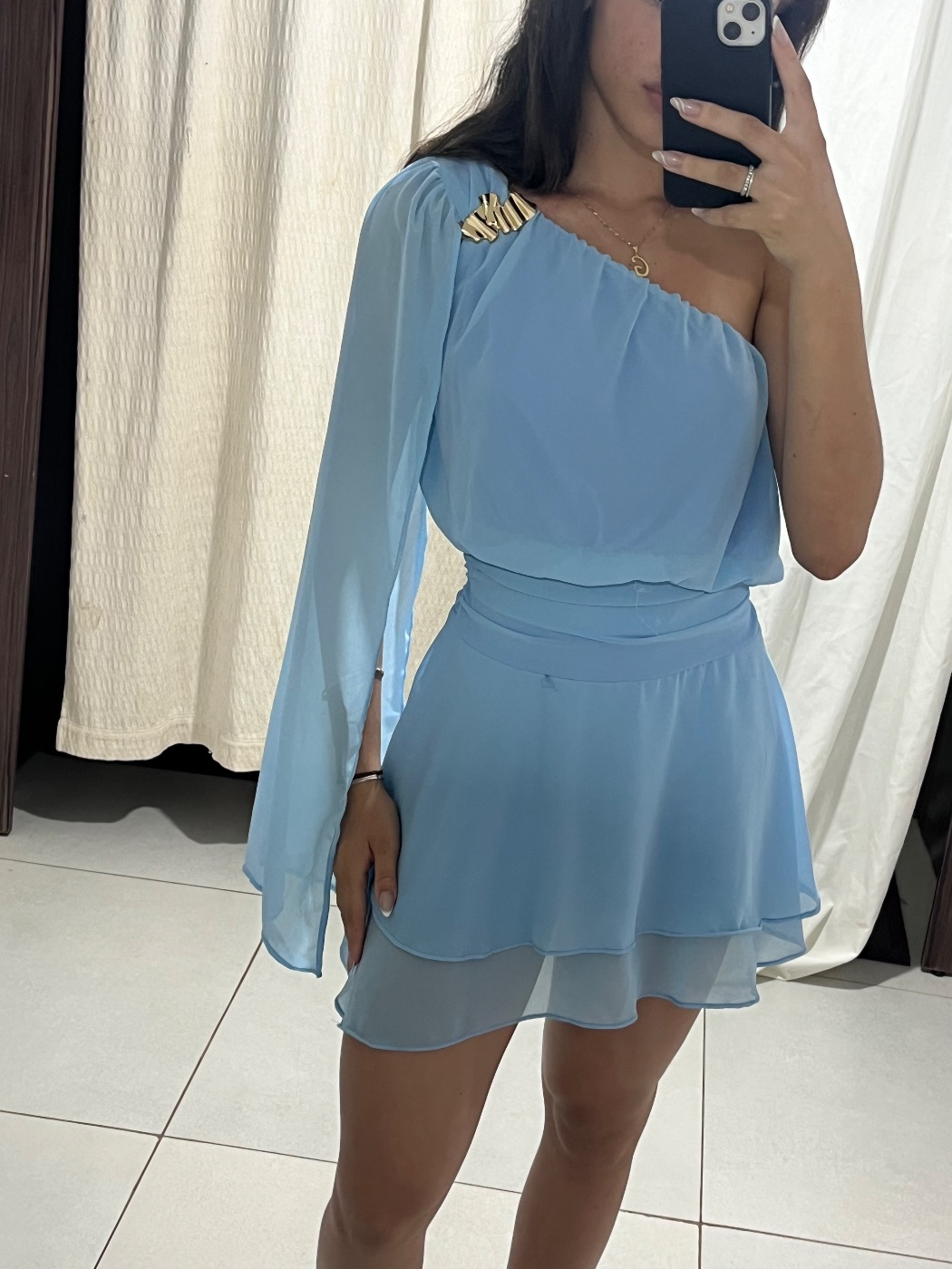 vestido na cor azul