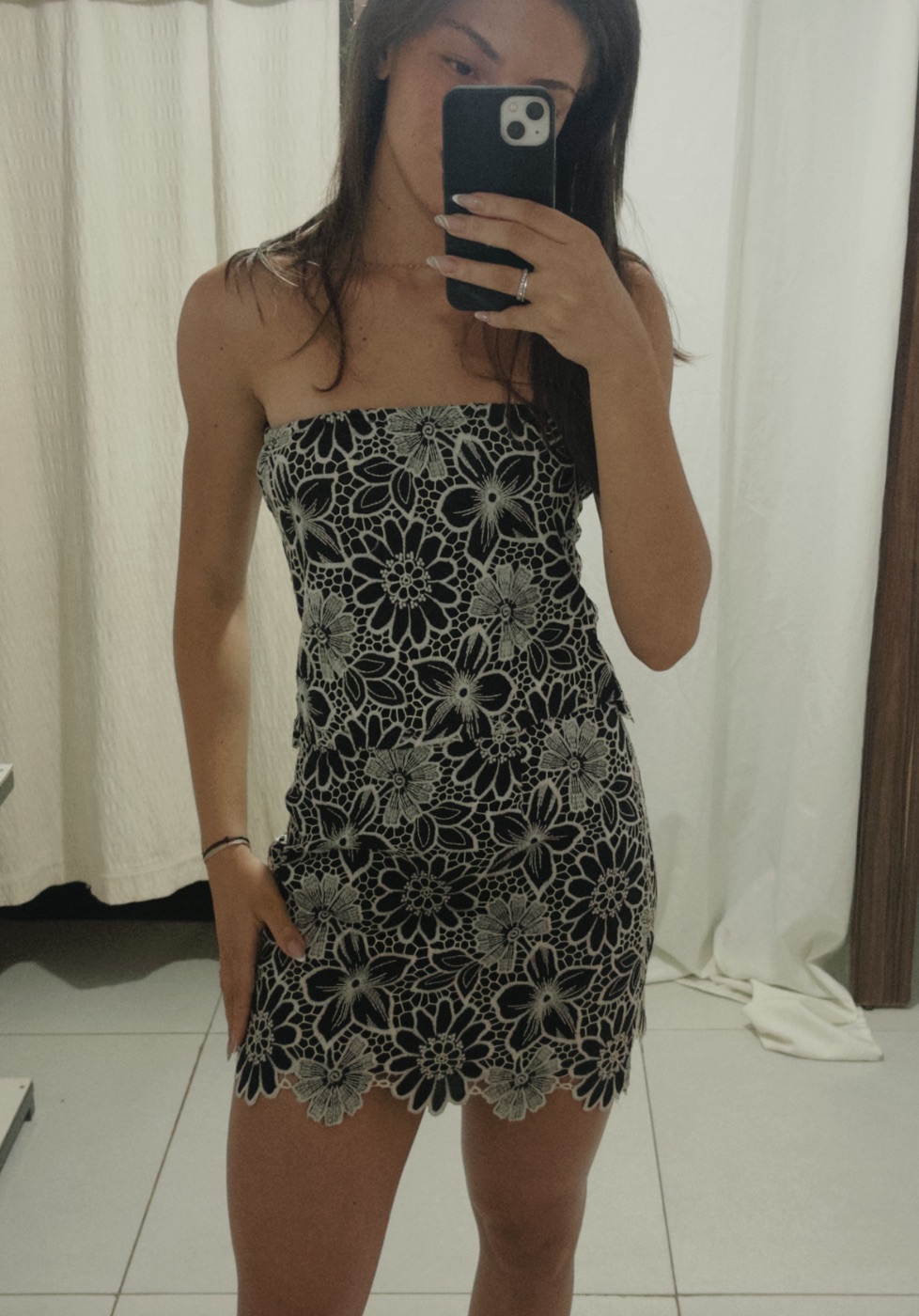 Vestido Curto Floral Preto e Branco na cor estampado