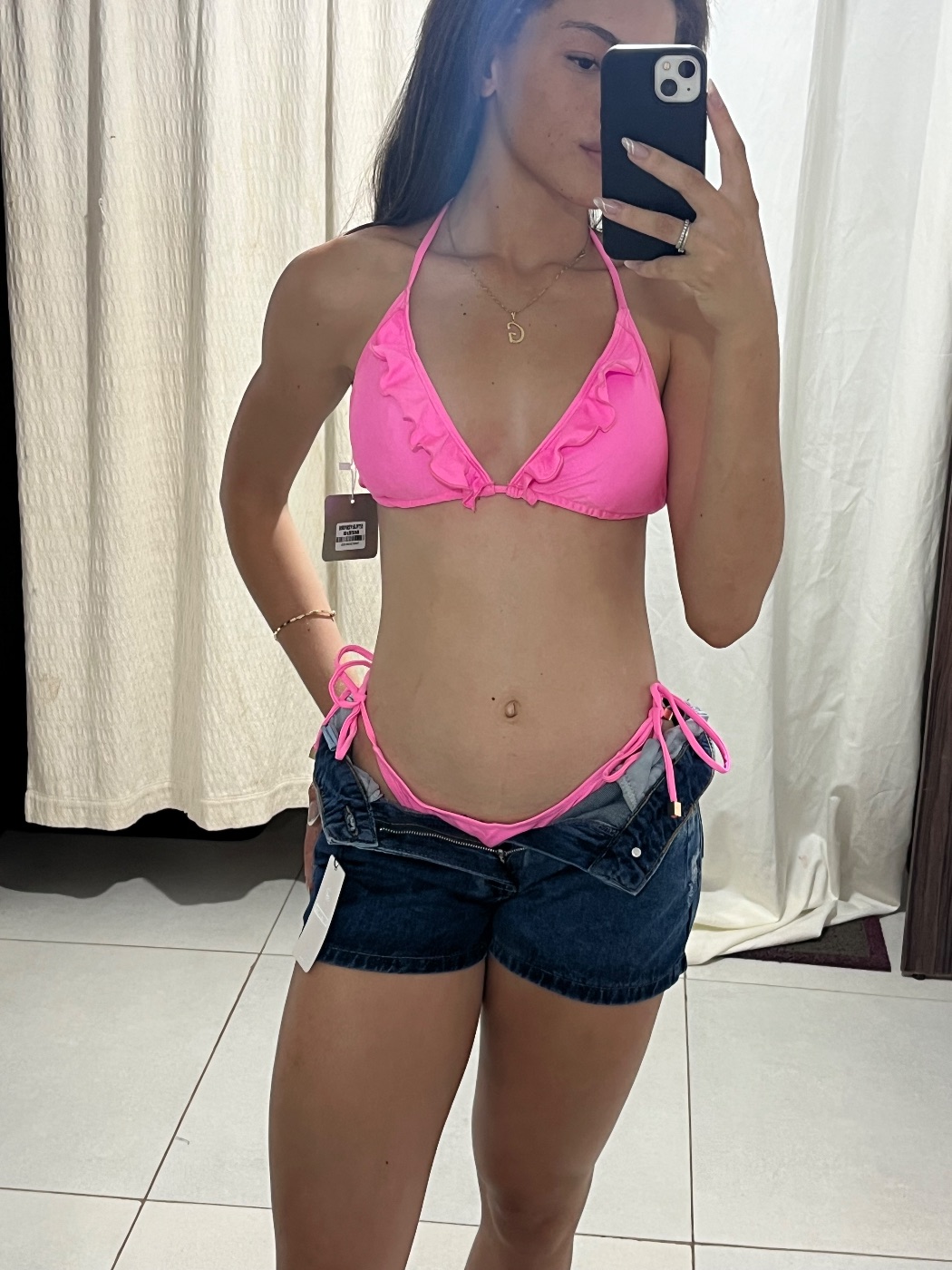 biquíni na cor rosa