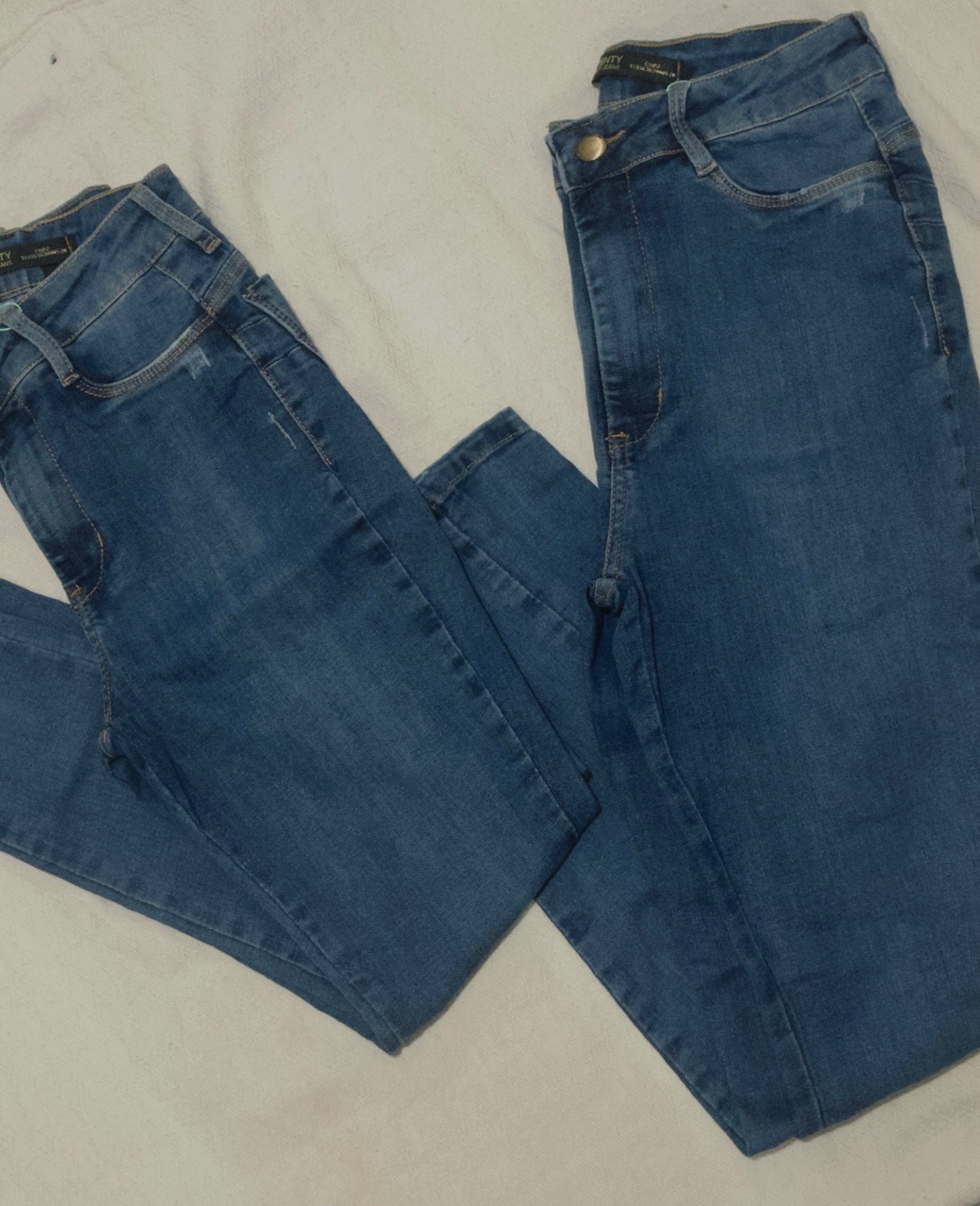 calça skini na cor jeans
