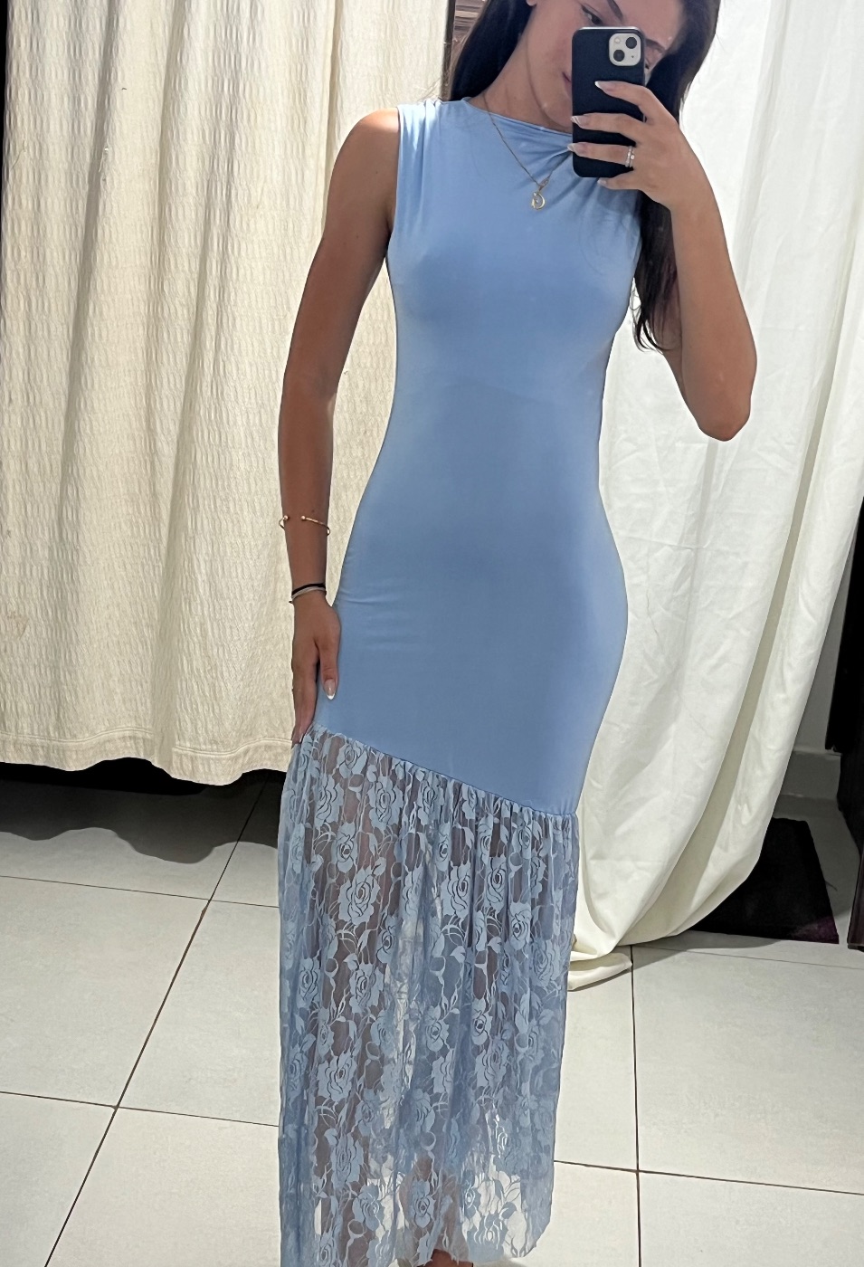 vestido na cor azul