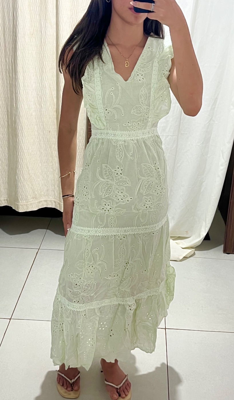 Vestido Midi Vermelho com Decote V na cor verde