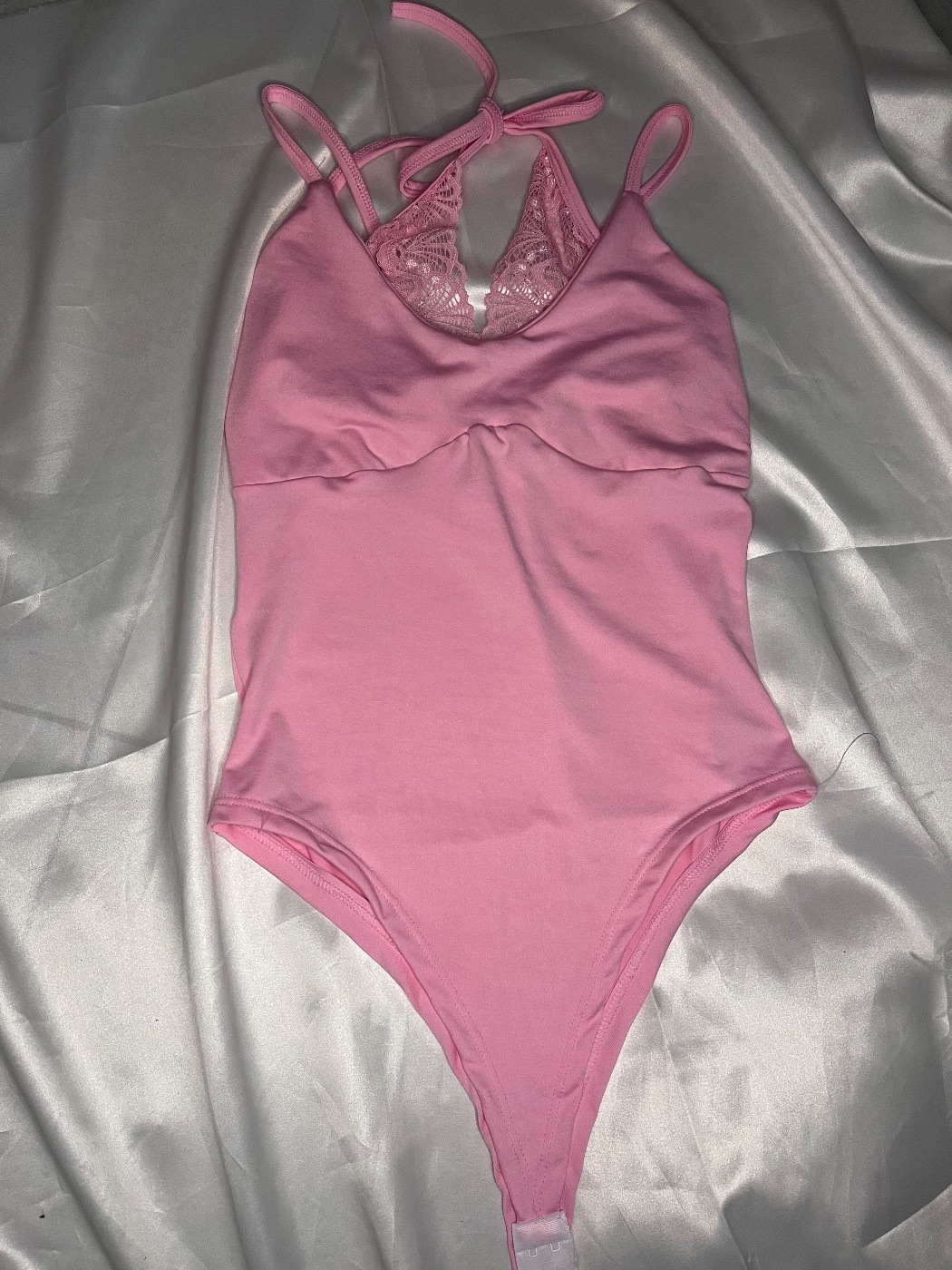 body, com alça de renda na cor rosa
