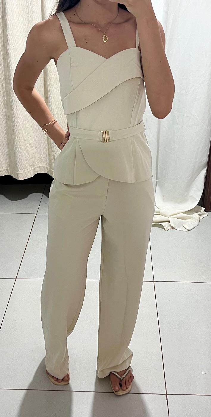 Conjunto Blusa com Babado e Calça Bege